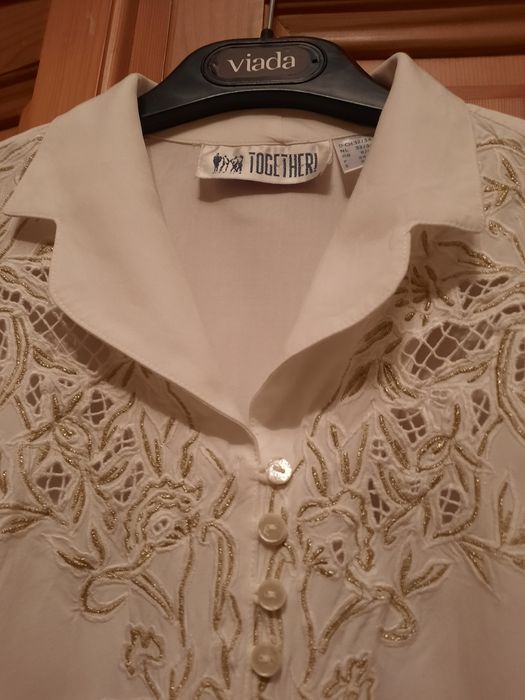 Frumoasa bluza de dama cu broderie aurie marimea 38