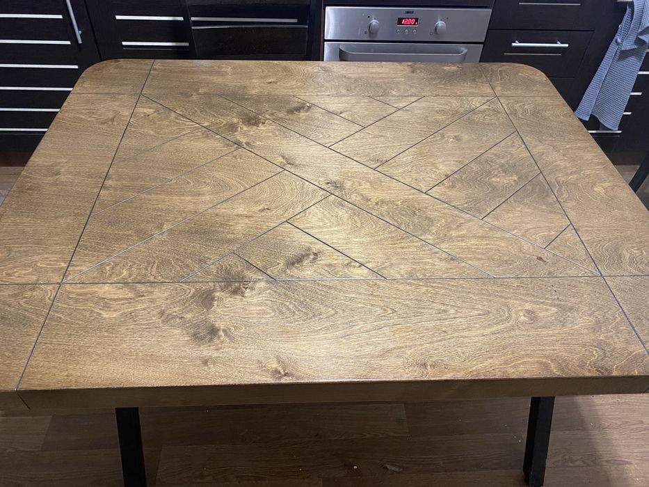 Продам стол на металлических ножках