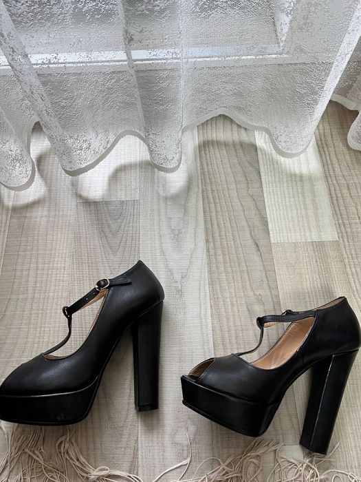 Pantofi eleganți Benaza – platformă și toc înalt, negru clasic