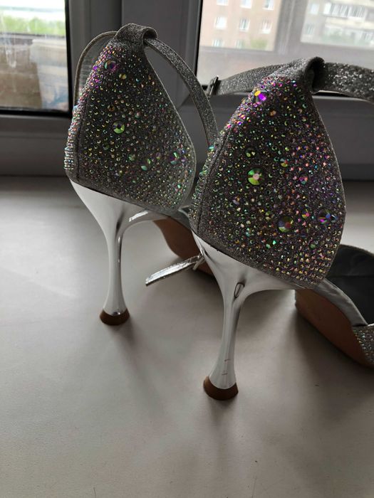 Серебристые туфли на каблуке со стразами