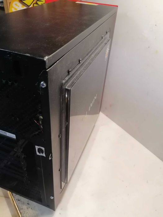 carcasa pc  cu geam lateral plexiglas , stare ok