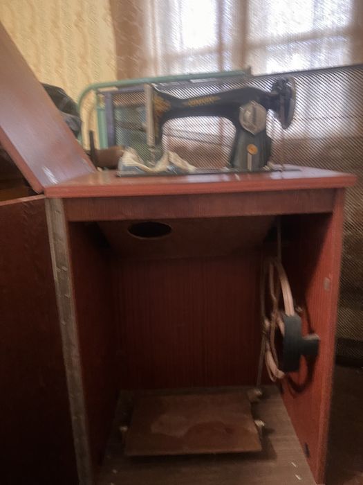 Шевна машина шкаф - антика