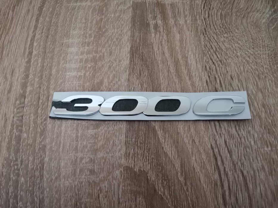 сребриста емблема надпис Chrysler 300C