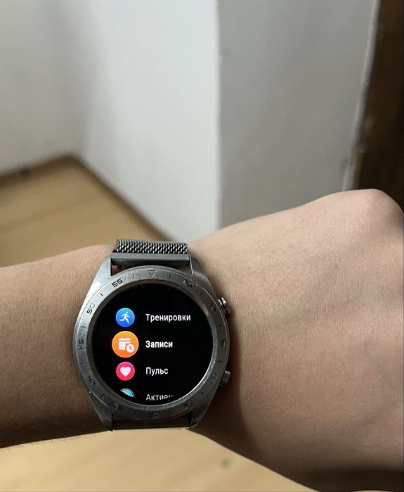 Часы сам стоит 75к срочно продаю Honor watch