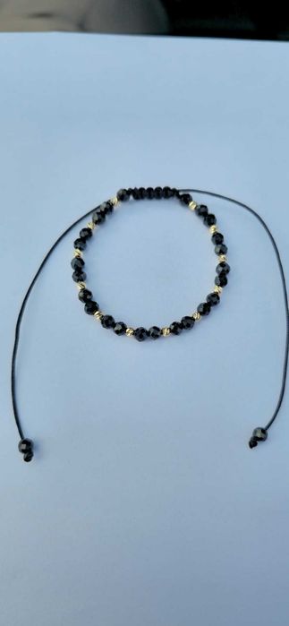 Brățară handmade cu aur 14K (bile 2.5 mm) și mărgele negre fațetate, reglabilă, unisex – elegantă, cutie premium
