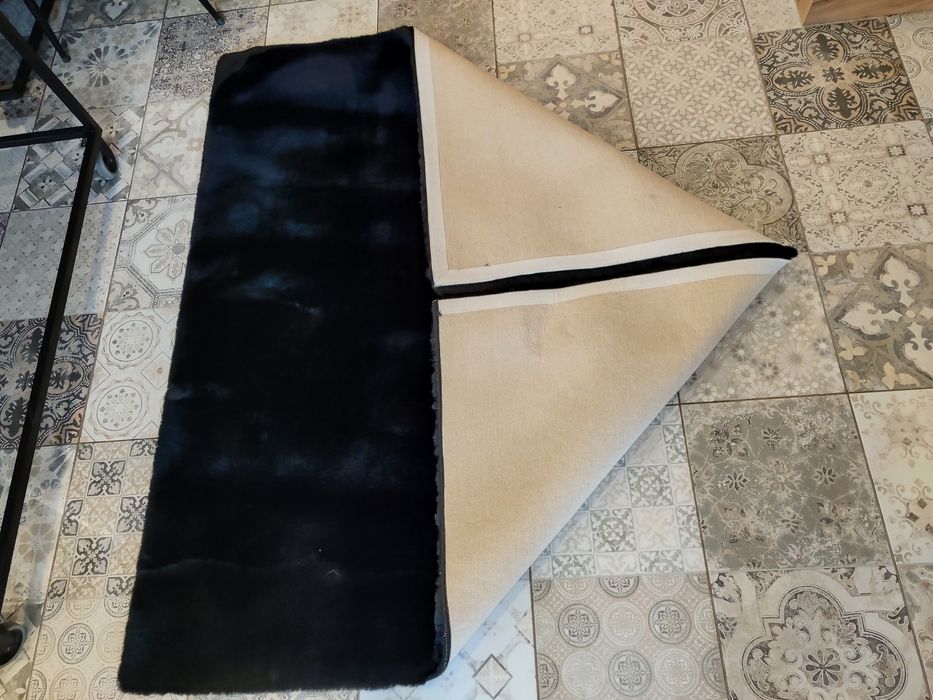 Нов плюшен черен килим