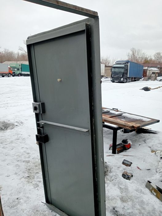 Продаю дверь б/у