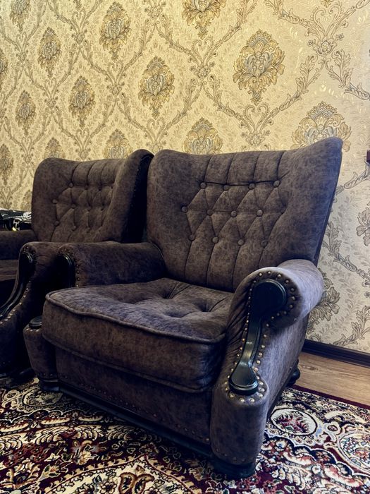 Продаю стильное мягкое кресло в классическом дизайне, б/у.
