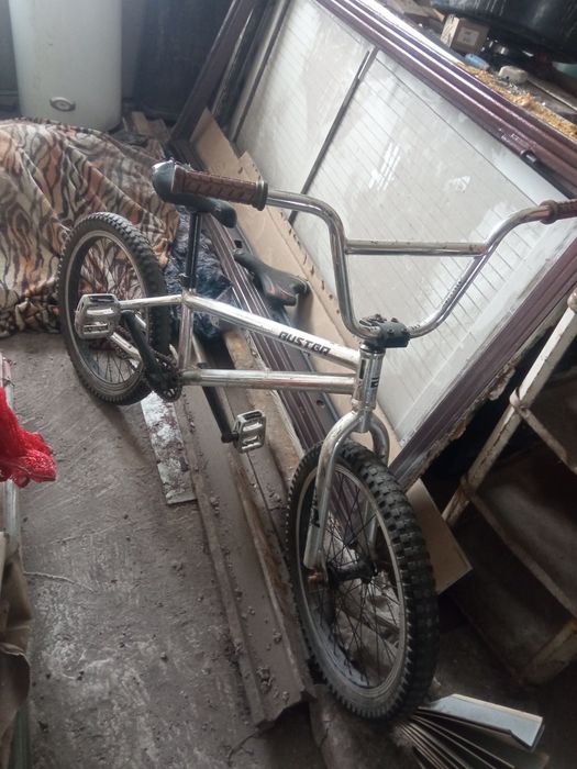Велосипед BMX в хорошем состоянии.