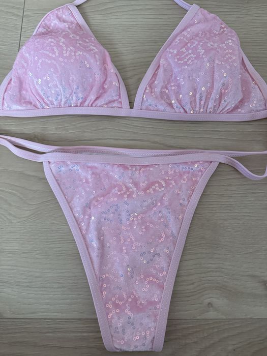 Асиметричен цял черен бански и розов бански с пайети