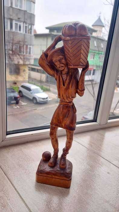 Sculptura statuie lemn lacuit ornament rustic barbat tinand cos