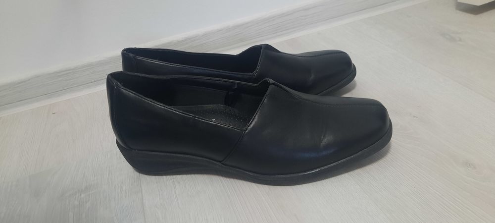 Pantofi noi, comozi