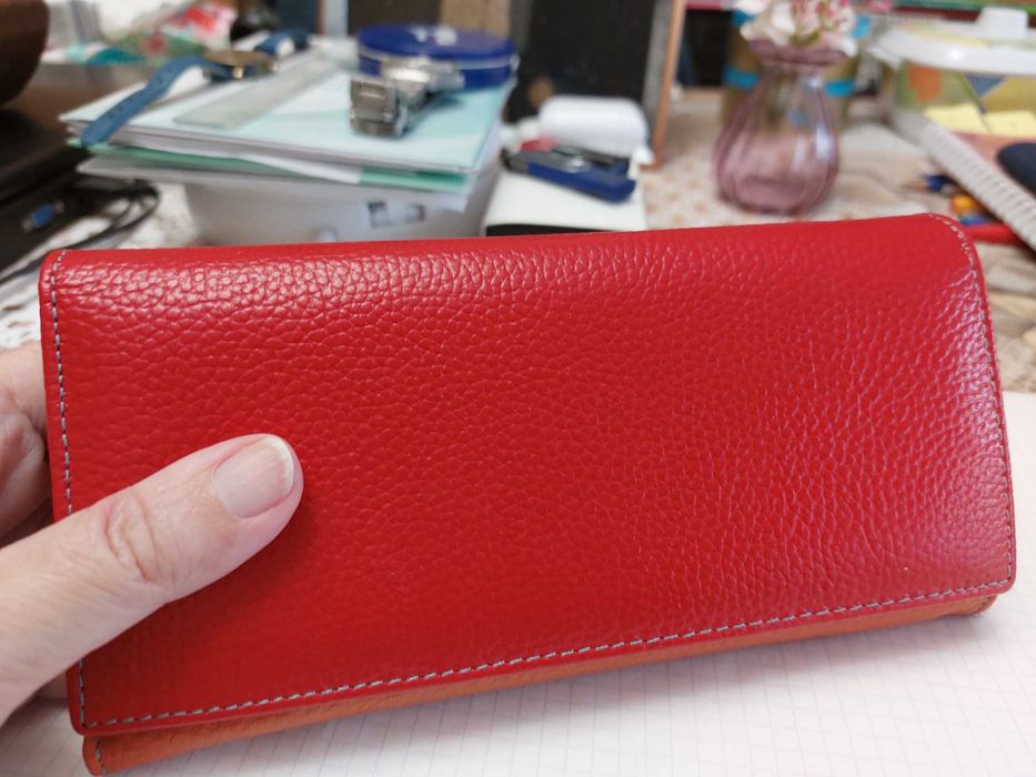 Продавам чисто нов дамски портфейл от естествена кожа