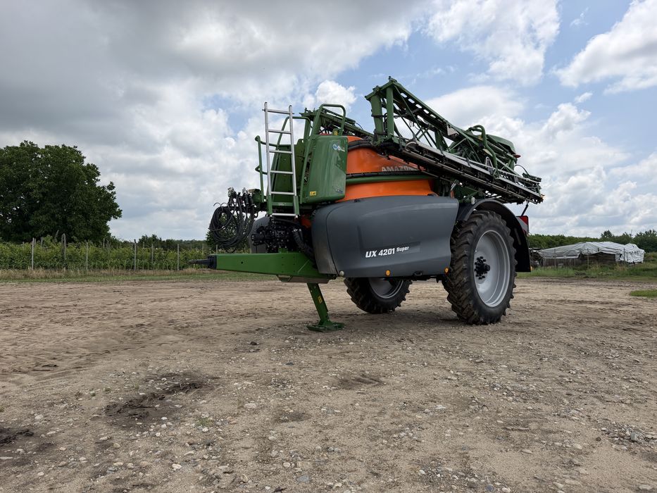 Sprayer / masina / instalatie erbicidat Amazone UX 4201 SUPER  de TOP, full dotata, 2023, latime 28 m