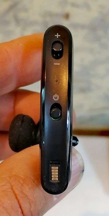 Блутут хендсфри слушалка Plantronics Voyager Legend със заряден кейс
