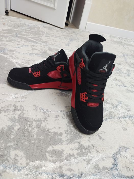 Jordan 4  мужеской обувь  черна/красный