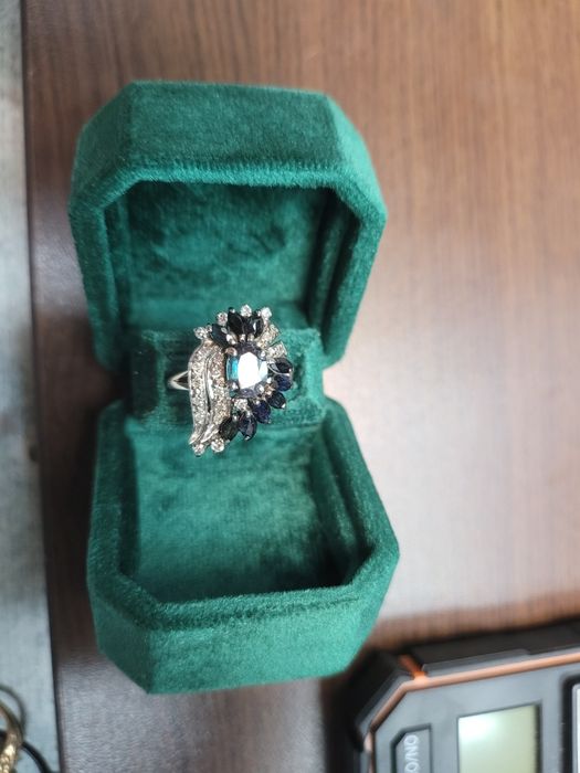 Златен пръстен сапфири и диаманти