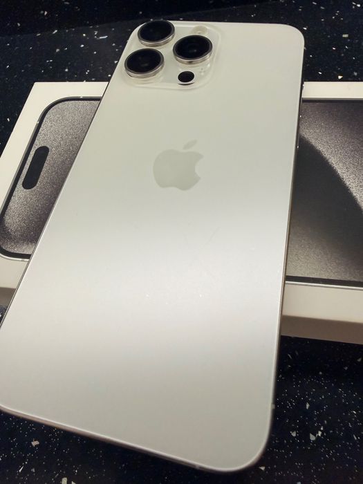 Продавам iPhone 15 pro max отлично състояние !