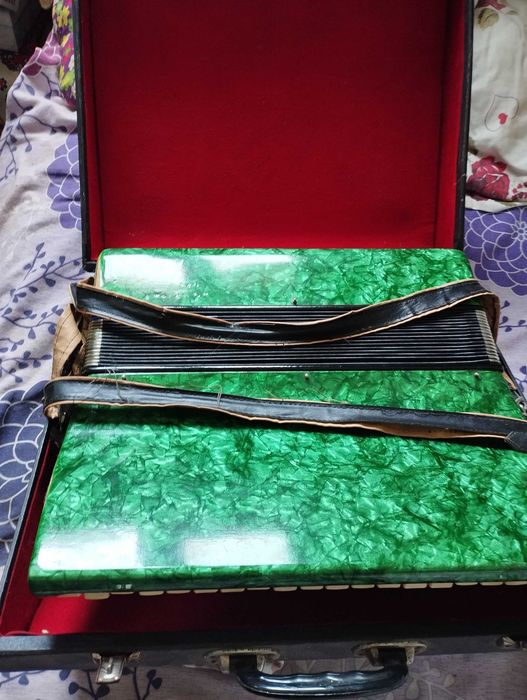 Vând sau schimb acordeon Balada 1980