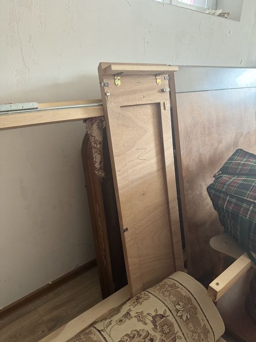 Стол для гостевой комнаты