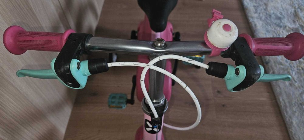 Bicicleta copii B'TWIN roz, 14", cu roti ajutatoare – stare buna
