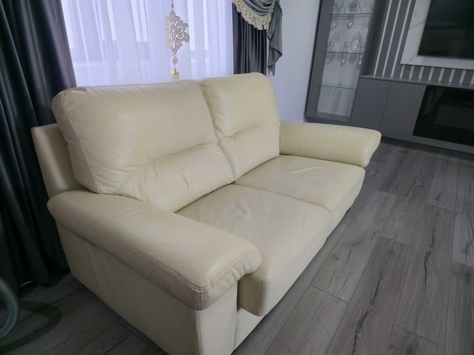 Canapea piele in stare f buna