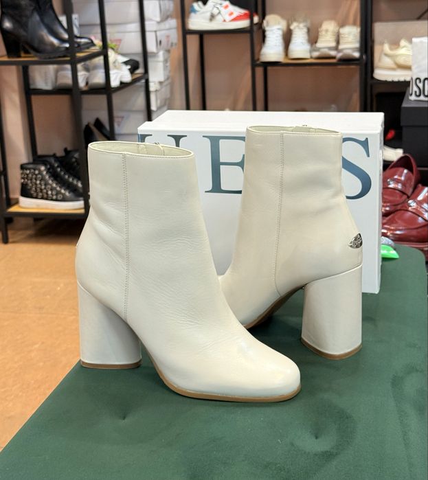 Стилни дамски боти GUESS