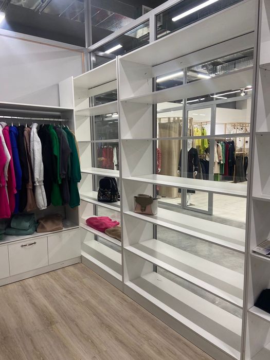 Шкафы и стойка для бутика