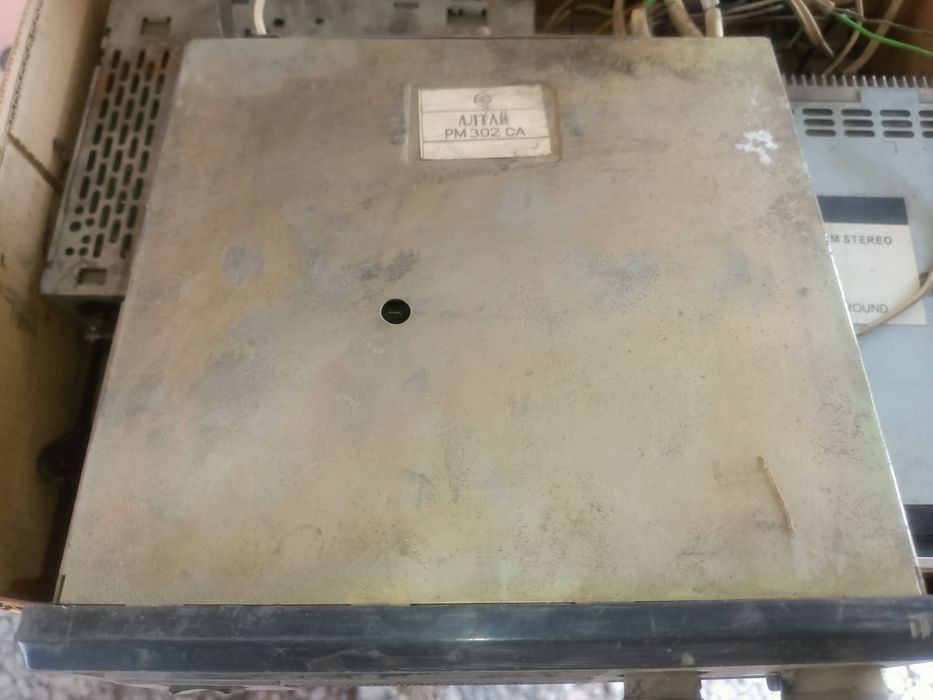 Магнитофон - радио ,стерео на автомобиль , их ТРИ штуки все разные ...