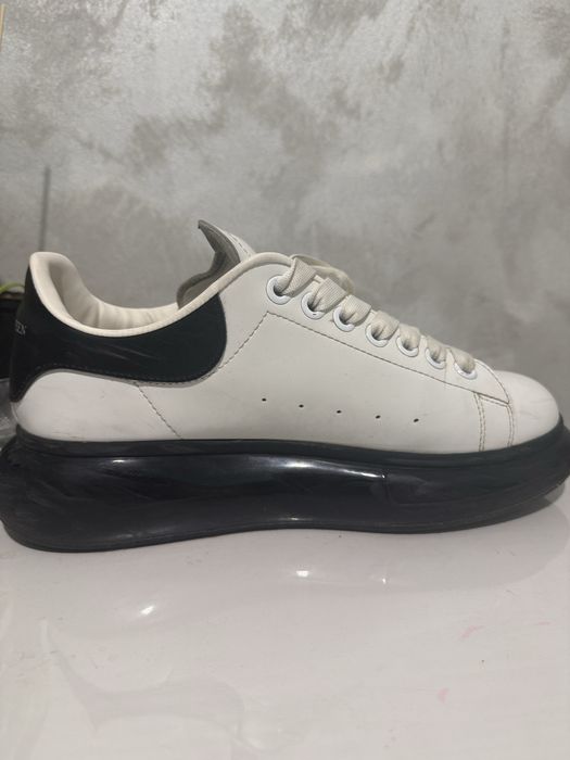 Alexander McQueen (albi cu talpa neagra)