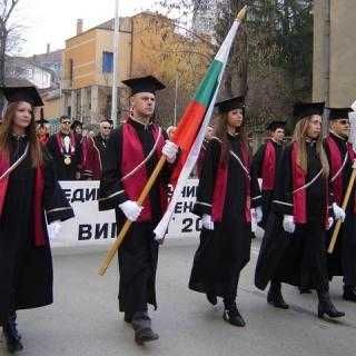 Тоги и Академични Шапки за Дипломиране Детски градини, Училища, Университети Тога и Шапка за Дипломиране Шалове и Тениски с Лого