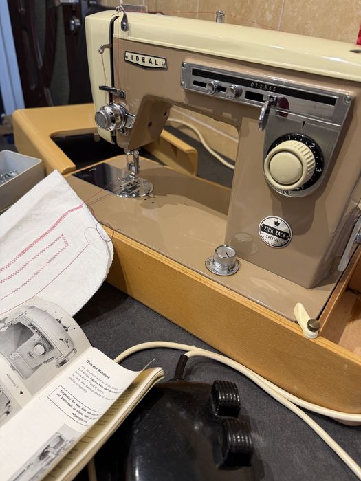 Masina de cusut festonat Ideal coase la gros