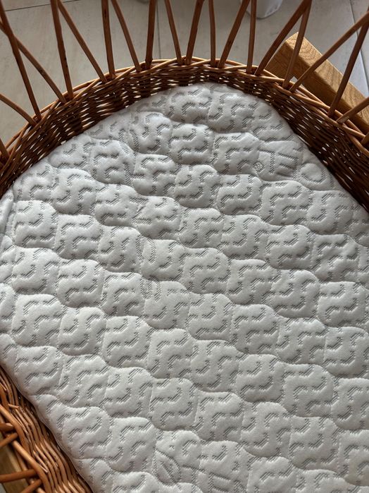 Плетено бебешко легло от естествена върба, люлееща. Кокосов матрак