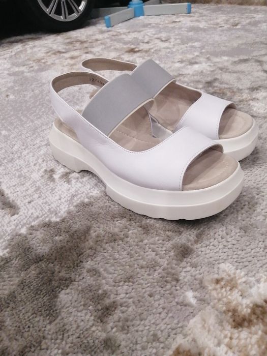 Продам босоножки