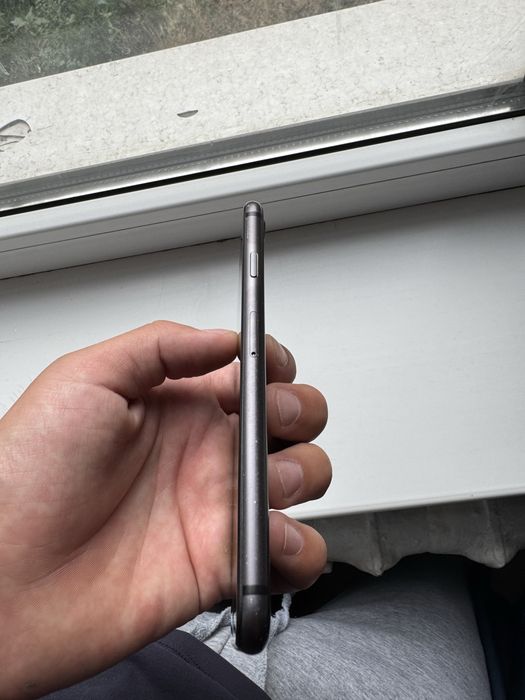 Продам iPhone 8