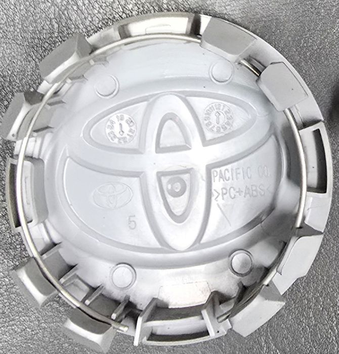 Колпачки на диски тойота