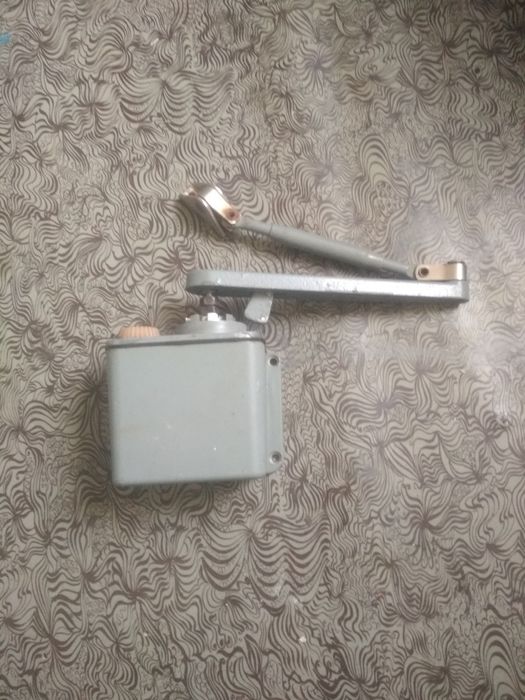 Продам дверной доводчик