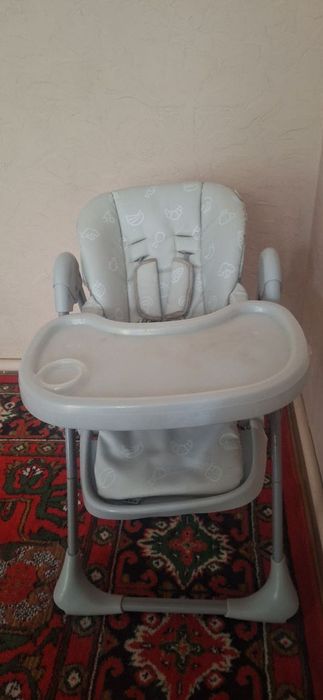 Stul dlya kormleniya