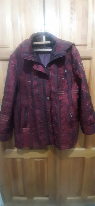 Куртка Женская весна осень,в идеальном состояние импортная красивая.