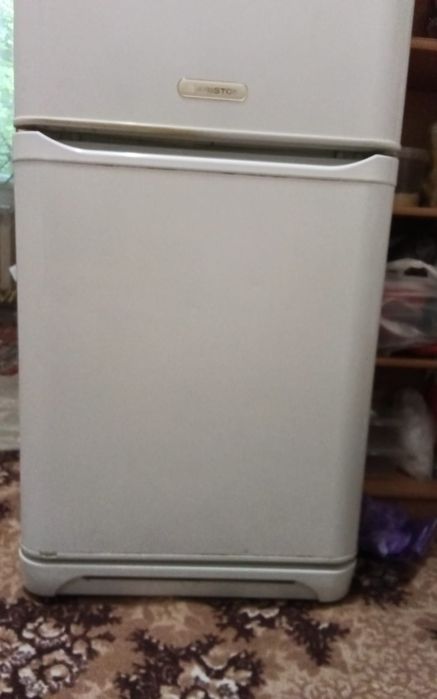 Продам холодильник Indesit, высота 1.8.