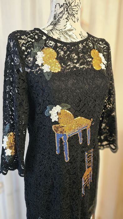 Rochie model Dior din dantela neagra cu accesorii aurii!