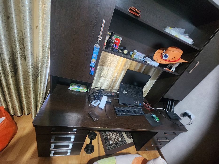 Стол письменный в хорошем состоянии