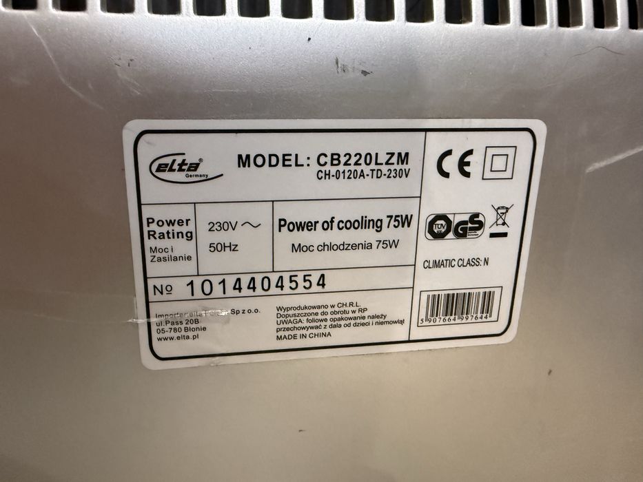 * мини холодильник RED BULL не большой очень удобный