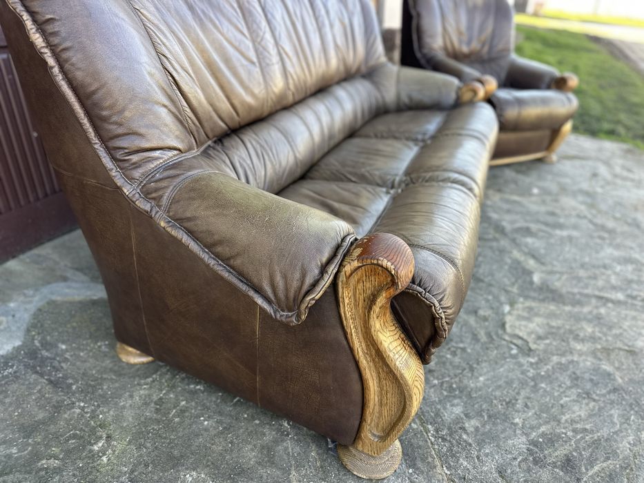 Кожен диван и  фотьойл – естествена кожа, масивни дървени детайли