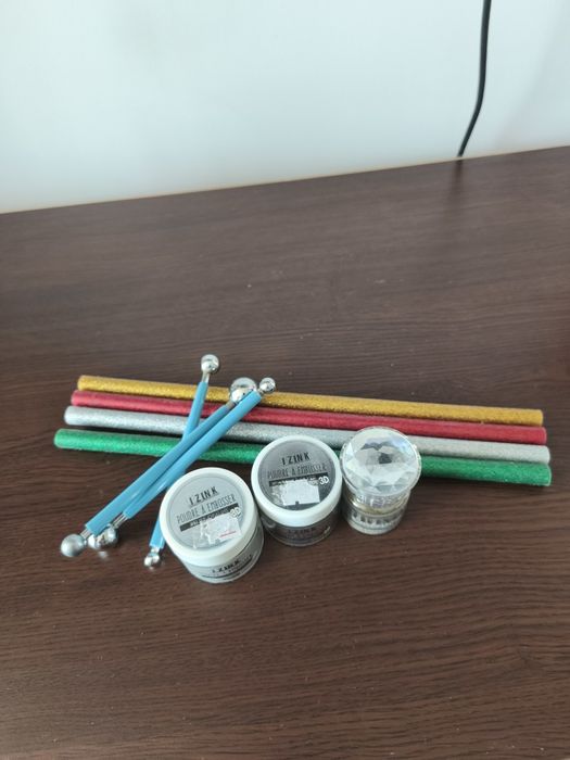 Материали за направата на картички и други хоби идеи.В сета има ембосинг пудри, инструменти за цветя и силиконови цветни пръчици