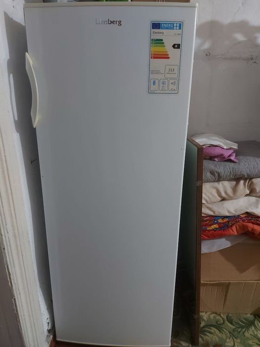 Продам вертикальную морозильную камеру