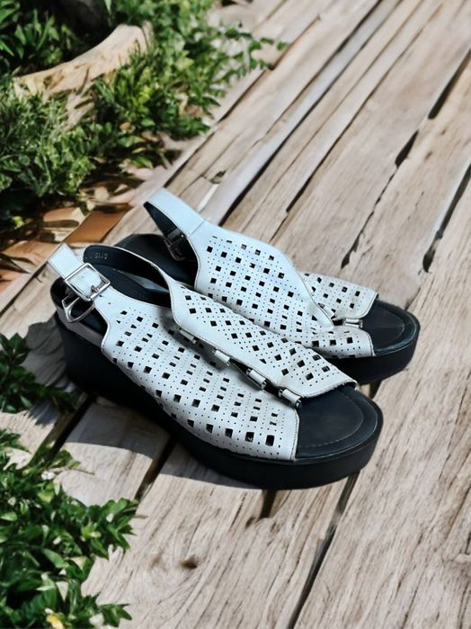 Продаются белые босоножки на танкетке!