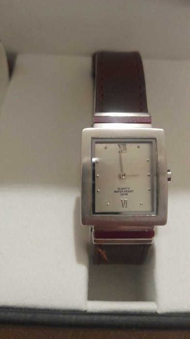 Кварцови часовници мъжки и женски.