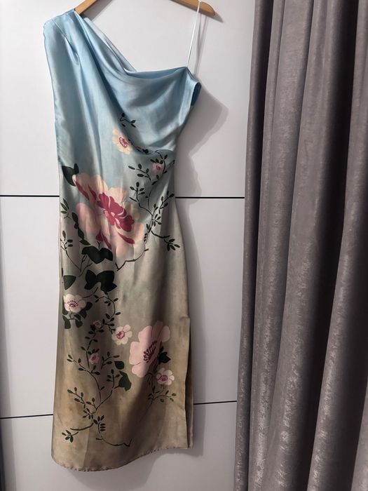 Zara нова сатенена рокля