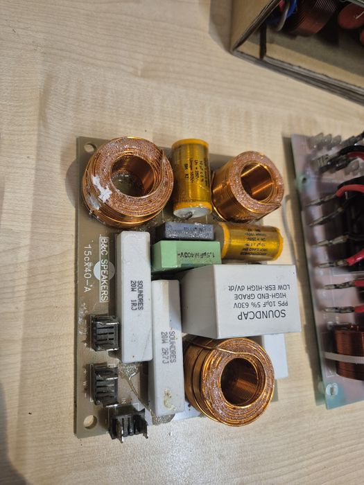 Crossovere Martin Audio și B&C